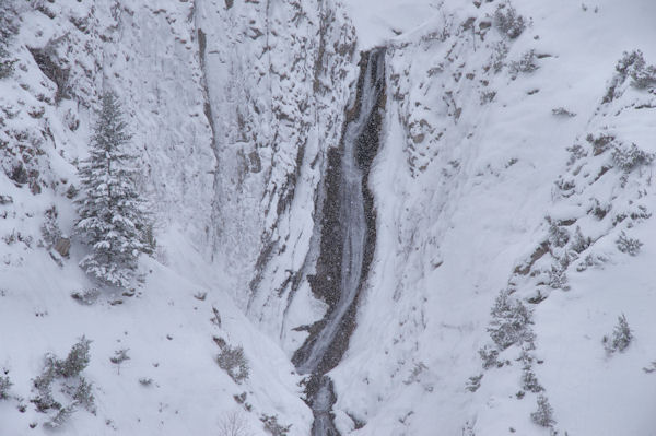 La cascade du Bernet, la neige redouble!
