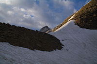 Le Col de Sarradets et au centre, le Casque du Marbor