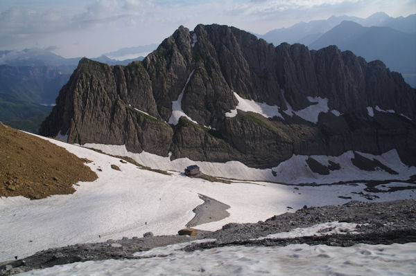 Le refuge des Sarradets sous le Pic des Sarradets