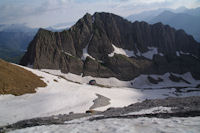 Le refuge des Sarradets sous le Pic des Sarradets