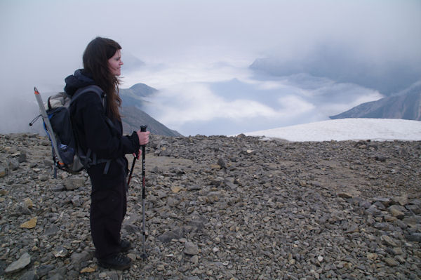 Camille au sommet du Casque du Marbor, mer de nuage sur la valle de Gavarnie