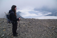 Camille au sommet du Casque du Marbore, mer de nuage sur la vallee de Gavarnie