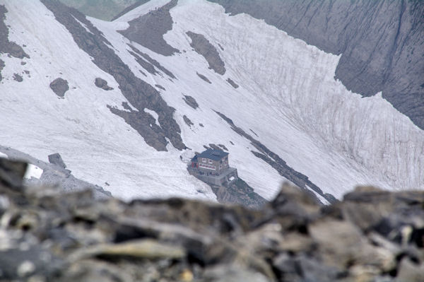 Le refuge des Sarradets depuis le Casque du Marbor