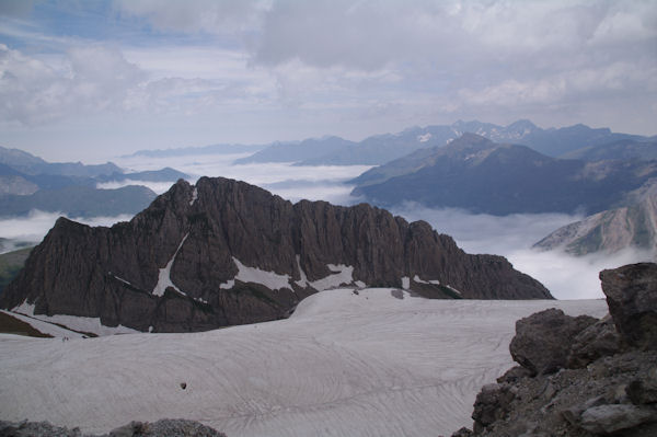 Le Pic des Sarradets et la valle du Gave de Gavarnie sous les nuages