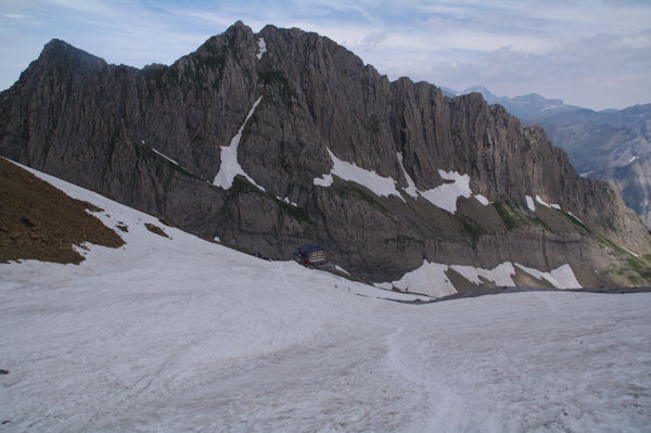 Le refuge des Sarradets sous le Pic des Sarradets
