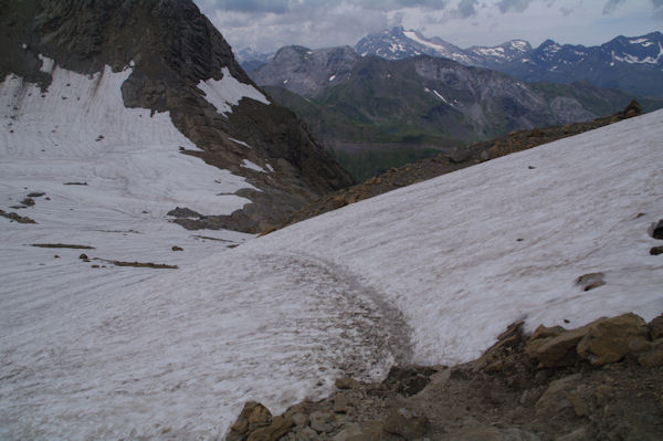 La descente du Col des Sarradets, au fond, on apperoit le Vignemale
