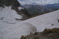 La descente du Col des Sarradets, au fond, on apperoit le Vignemale