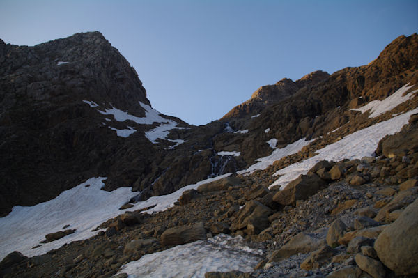 La cascade du glacier du Taillon domine par le pic des Sarradets