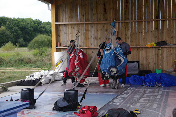 La salle de pliage des parachutes de l_arodrome de Castelnau Magnoac