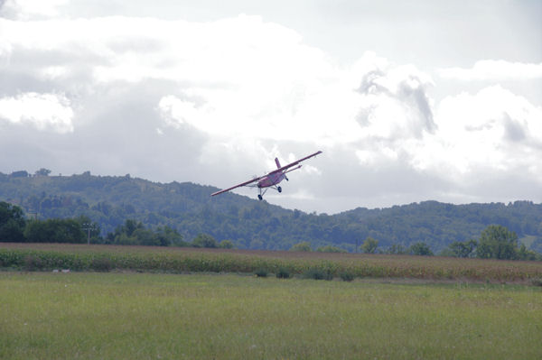 Le Pilatus  l_atterrissage sur l_arodrome de Castelnau Magnoac