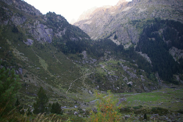 Le chemin montant vers le refuge du Larribet