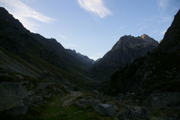 La valle suprieure du gave d'Arrens, au fond, le port de la Peyre St Martin et le Pic Soulano qui s'claire