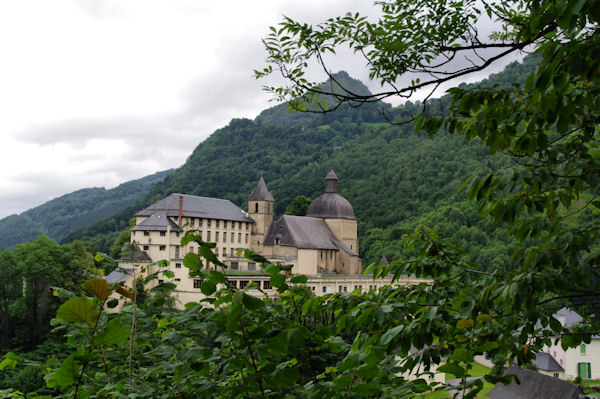 La Chapelle de Pouey Laun depuis le cheminde la reine Hortence