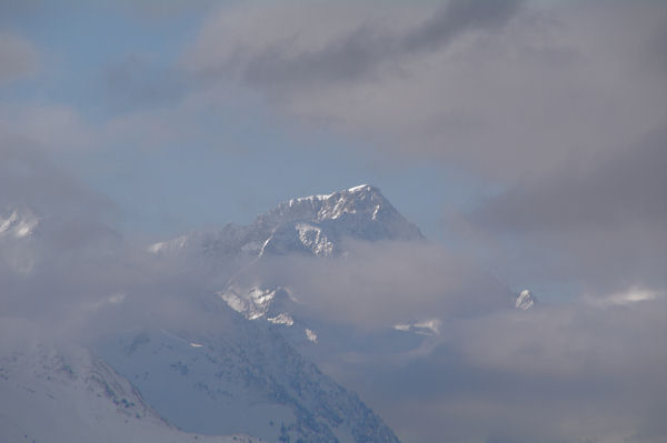 Le fier Balatous emmerge des nuages depuis le Soc