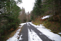 La route cheminant au dessus du ruisseau du Bergons