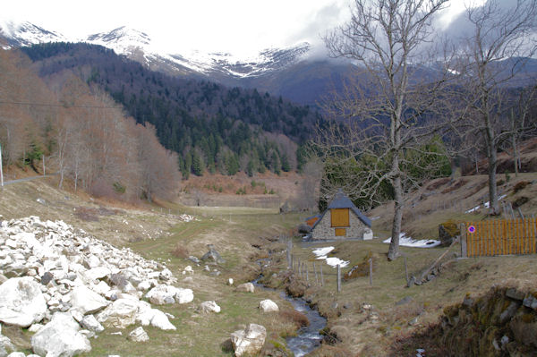 Une grange dans le vallon du Riutou