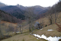 En remontant le vallon du Riutou, au fond, la vallee du Bergons dominee par le Soum de Granquet et le Soum de las Escures dans les nuages