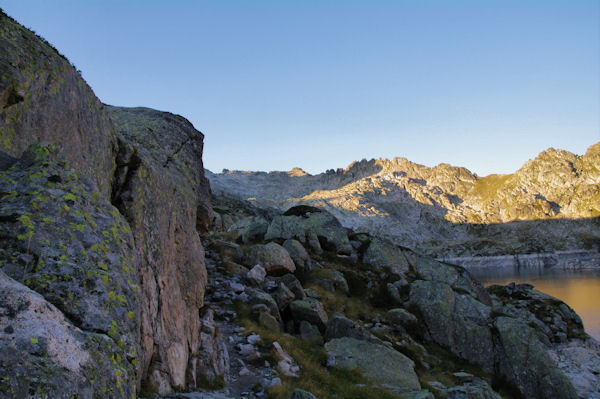 Le sentier en surplomb du Lac de Migoulou