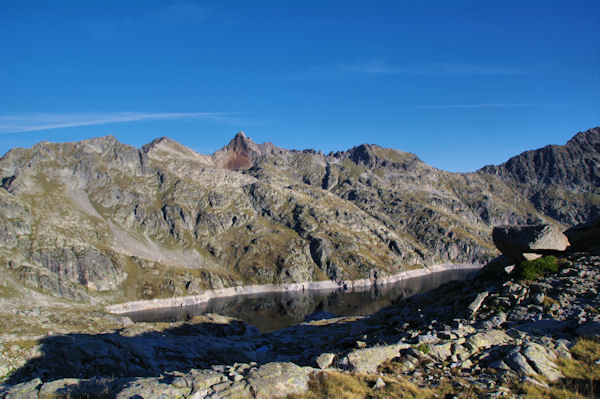 Le Lac de Migoulou surplomb par le Pic de Palada, le Milhas et le Pic des Tourettes