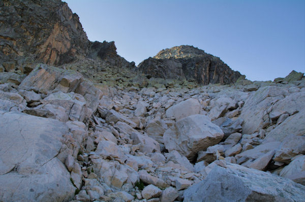 Blocs de granit rose menant au couloir entre le Pic Cadier et le Courouaou