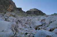 Blocs de granit rose menant au couloir entre le Pic Cadier et le Courouaou