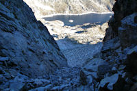 Le couloir entre le Pic Cadier et le Courouaou, au fond, le Lac de Migouelou