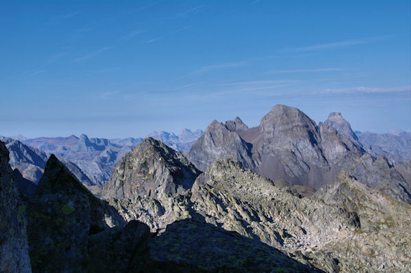 Pic de Batboucou et Pic de la Lie au premier plan, derrire, le Lurien et le Pic du Midi d_Ossau