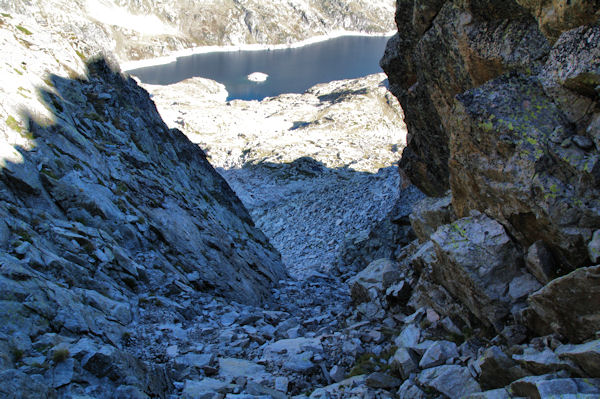 Le couloir entre le Pic Cadier et le Courouaou, au fond, le Lac de Migoulou