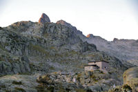 Le refuge de Migouelou, au dessus, le Pic Cadier, le Courouaou et plus loin le Pic de Batboucou