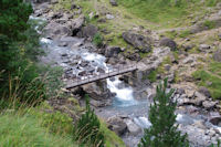 La passerelle permettant de remonter  l_Hostellerie du Cirque