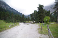 Le large chemin menant au Cirque de Gavarnie