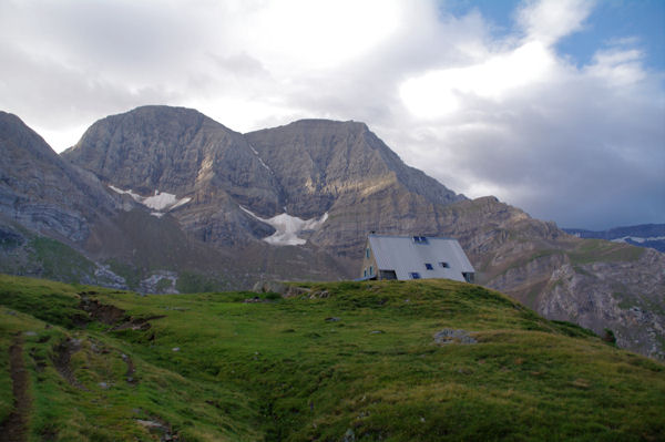 Le Refuge des Espuguettes sur fond d_Astazous