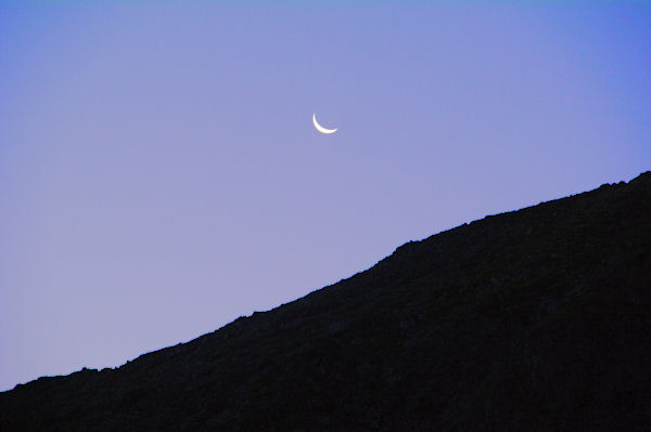 Lever de lune au petit matin dans le vallon d_Estaragne