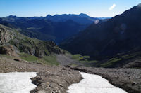 En s_levant sous la crte Nord du Pic d_Estaragne, on apperoit le lac d_Oredon