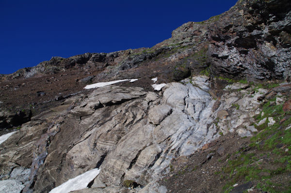 La barre rocheuse sous la crte Nord du Pic d_Estaragne, on apperoit le lac d_Oredon