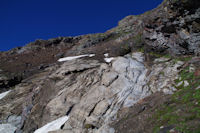 La barre rocheuse sous la crte Nord du Pic d_Estaragne, on apperoit le lac d_Oredon