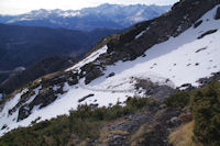 Petite barre rocheuse enneige  franchir sous le Soum de granquet