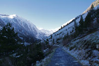 Le chemin menant au Lac de gaube, au fond, le Pic d_Arraill