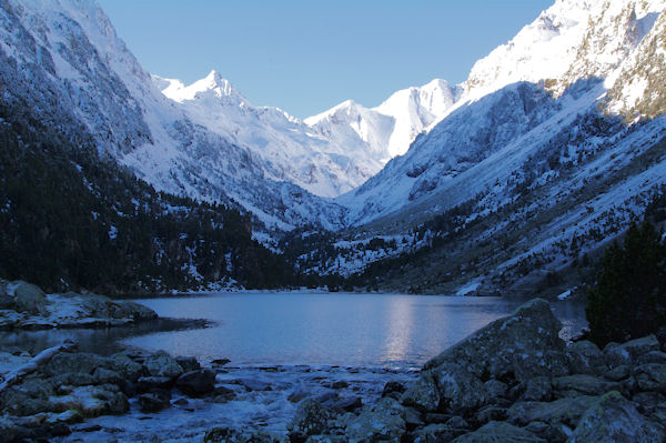 Le Lac de Gaube, au fond, le Pid de la sde, le Petit Vignemale, Pointe Chaussenque et Piton Carr