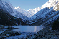 Le Lac de Gaube, au fond, le Pid de la sde, le Petit Vignemale, Pointe Chaussenque et Piton Carr