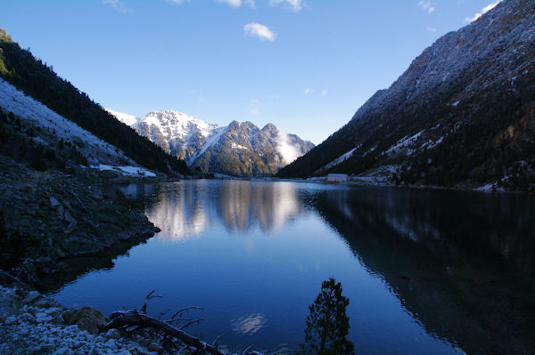 Le Lac du Gaube, au fond, le Soum de Porcabarra et le Tuc d_Auribareille