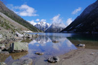 Le Lac du Gaube, au fond, le Soum de Porcabarra et le Tuc d_Auribareille