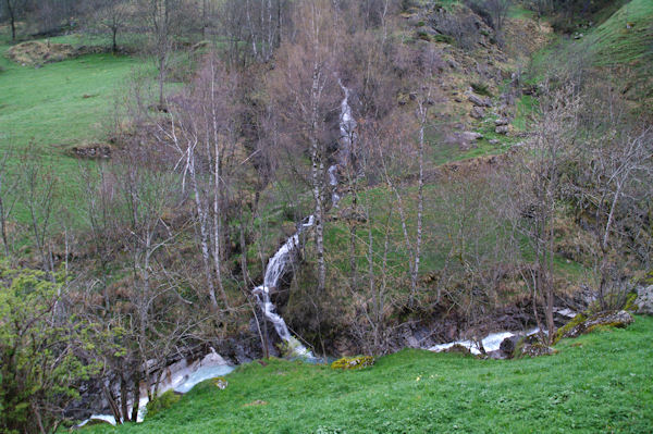 Un ruisseau venant du Plateau d_Alans qui se jette dans le gave de Gavarnie