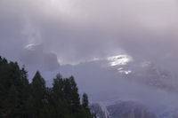 Le Col de la Cascade dans les nuages au dessus du Cirque de Gavarnie
