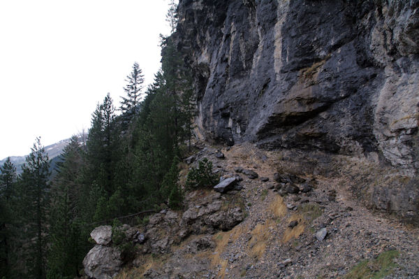 Le chemin escarp remontant vers la Hount Blanque