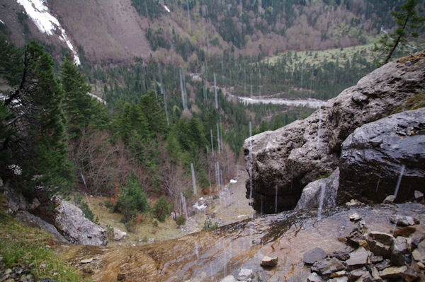 Le chemin vertigineux et humide remontant vers la Hount Blanque