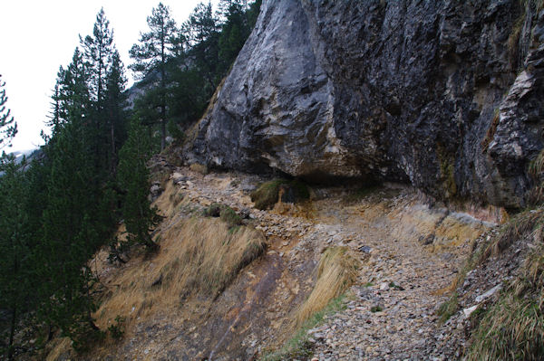 Le chemin dans le roc remontant vers la Hount Blanque