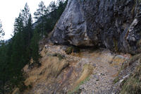 Le chemin dans le roc remontant vers la Hount Blanque