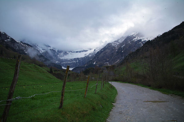 Le Cirque de Gavarnie dans le fond, bien ennuag