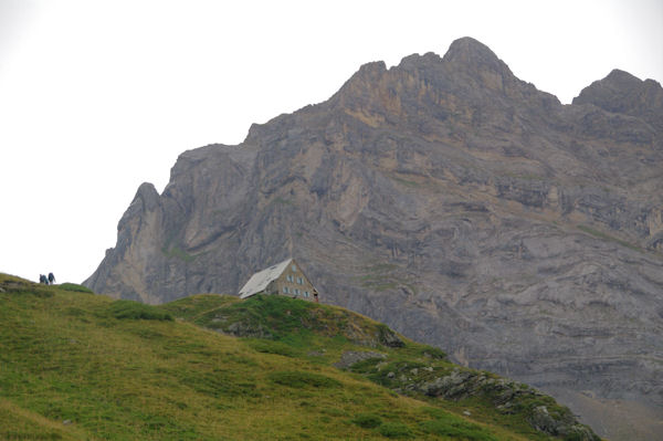 Le Refuge des Espuguettes en fond, le Pic Rouge de Pailla